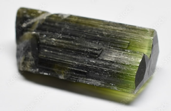 L’histoire, les bienfaits et vertus de la tourmaline verte ou verdélite