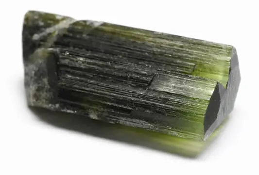 L’histoire, les bienfaits et vertus de la tourmaline verte ou verdélite