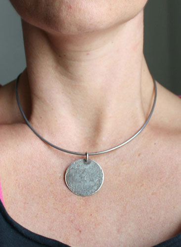 Pleine lune, pendentif satellite nocturne en argent