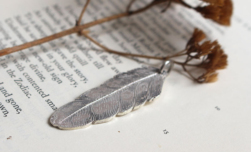 Plume, pendentif paix et liberté en argent
