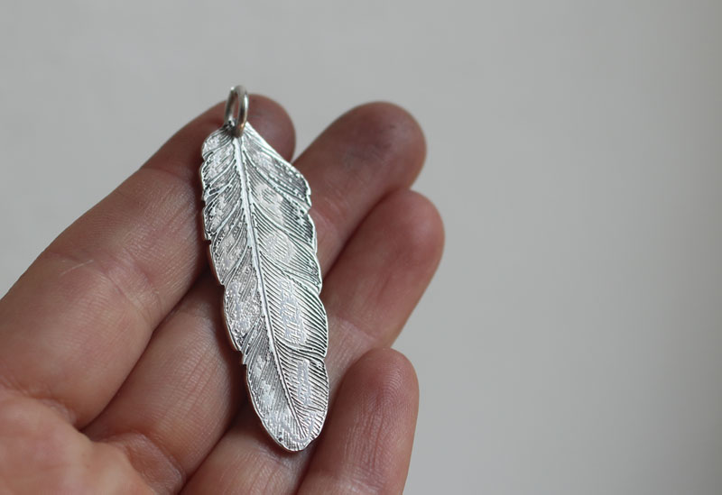 Plume, pendentif paix et liberté en argent