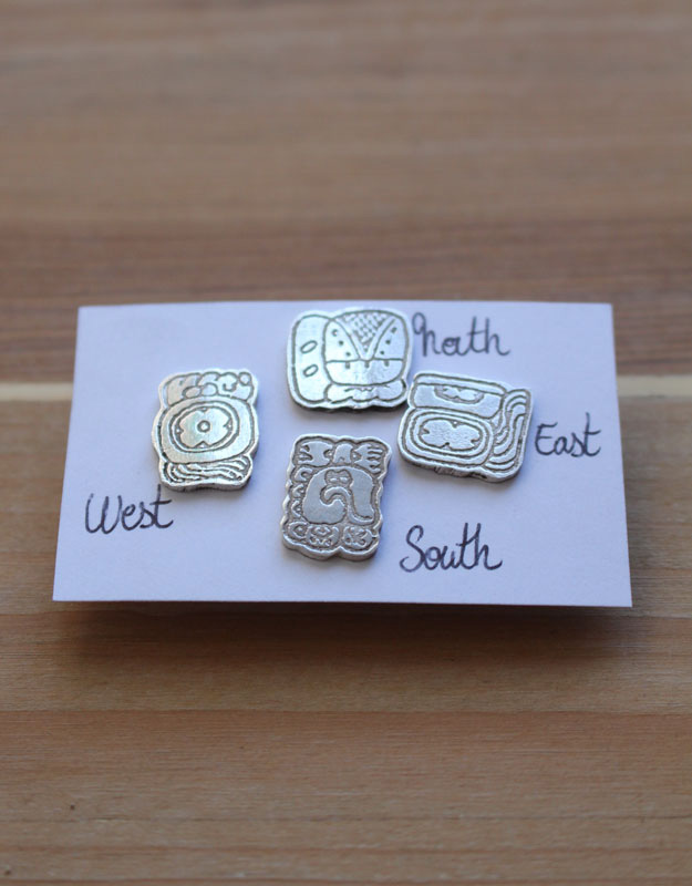 Points cardinaux mayas, boucles d’oreilles glyphes mexicains nord-sud-est-ouest, en argent