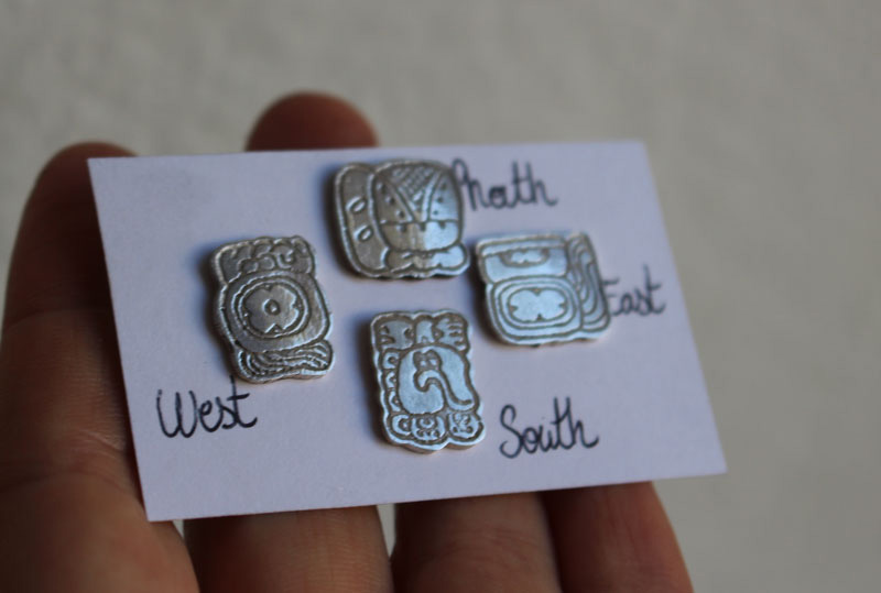 Points cardinaux mayas, boucles d’oreilles glyphes mexicains nord-sud-est-ouest, en argent
