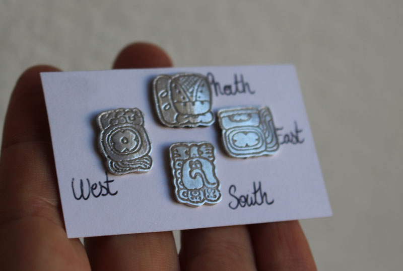 Points cardinaux mayas, boucles d’oreilles glyphe mexicain maya, nord-sud-est-ouest, en argent