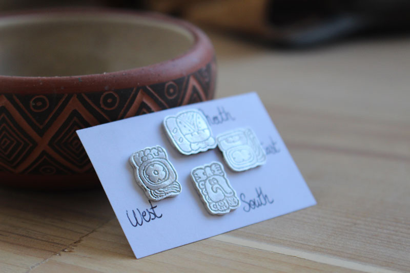 Points cardinaux mayas, boucles d’oreilles glyphe mexicain maya, nord-sud-est-ouest, en argent