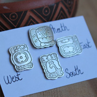 Points cardinaux mayas, boucles d’oreilles glyphes mexicains nord-sud-est-ouest, en argent