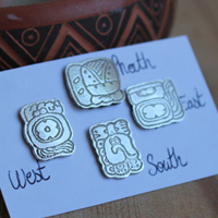 Points cardinaux mayas, boucles d’oreilles glyphe mexicain maya, nord-sud-est-ouest, en argent