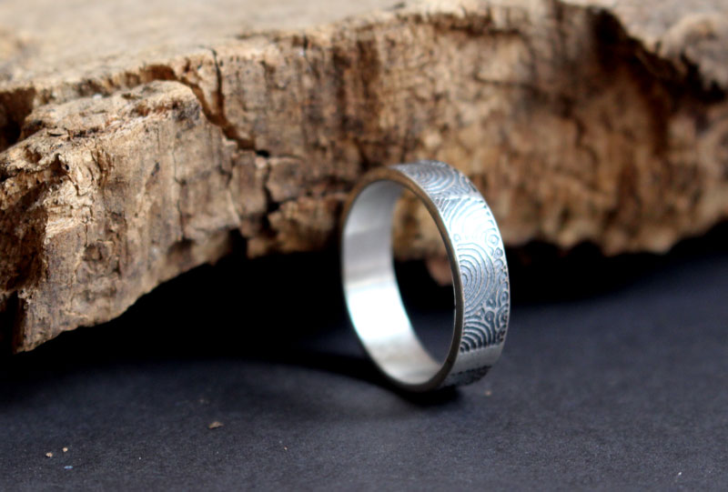 Portail du temps, bague stèle néolithique de Gavrinis en argent
