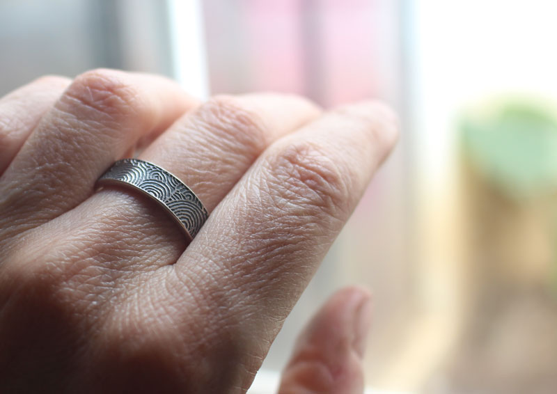 Portail du temps, bague stèle néolithique de Gavrinis en argent
