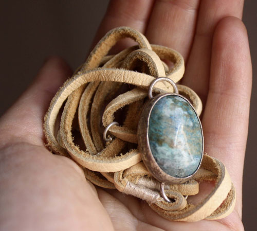 Poséidon, bracelet mer déchaînée en argent, cuir et chrysocolle