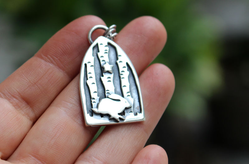 Poursuis tes rêves, collier lièvre dans la forêt en argent
