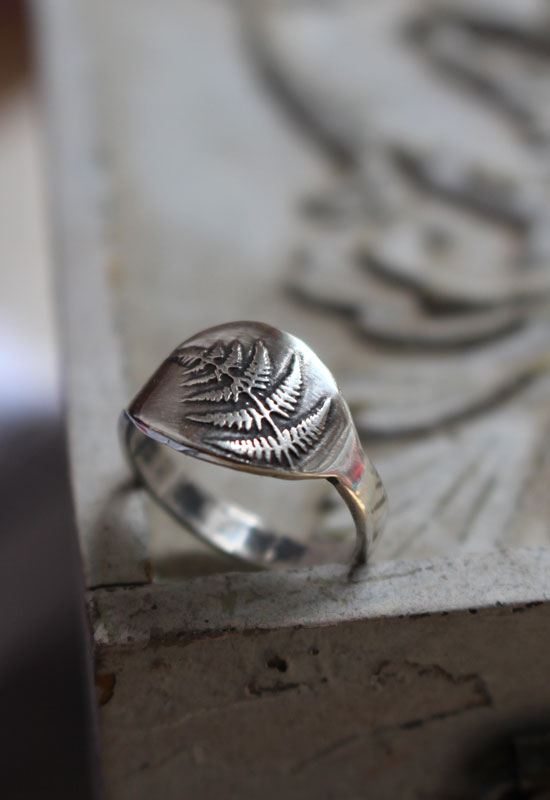 Pousse de fougère, bague nature en argent