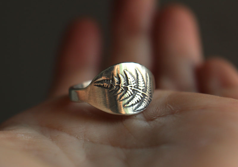 Pousse de fougère, bague nature en argent