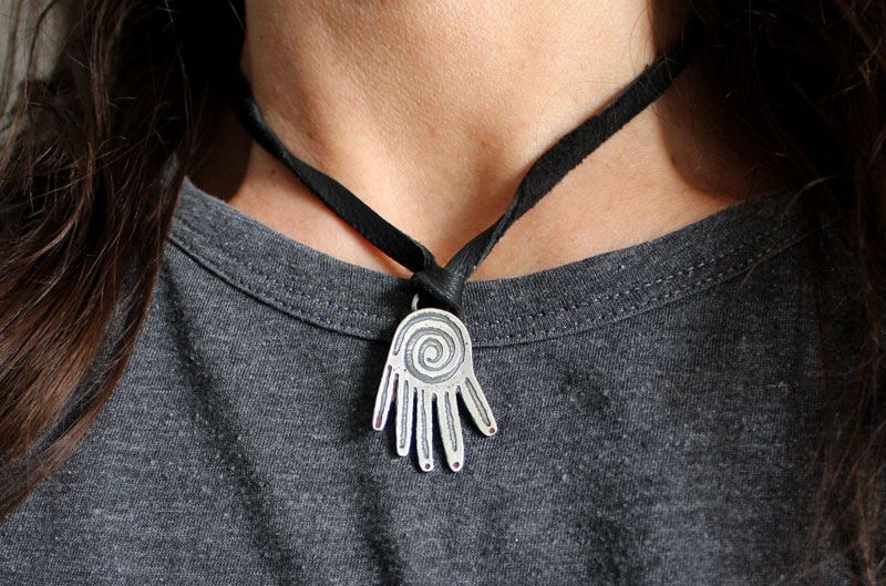 Pouvoir créateur, collier main olmèque en argent