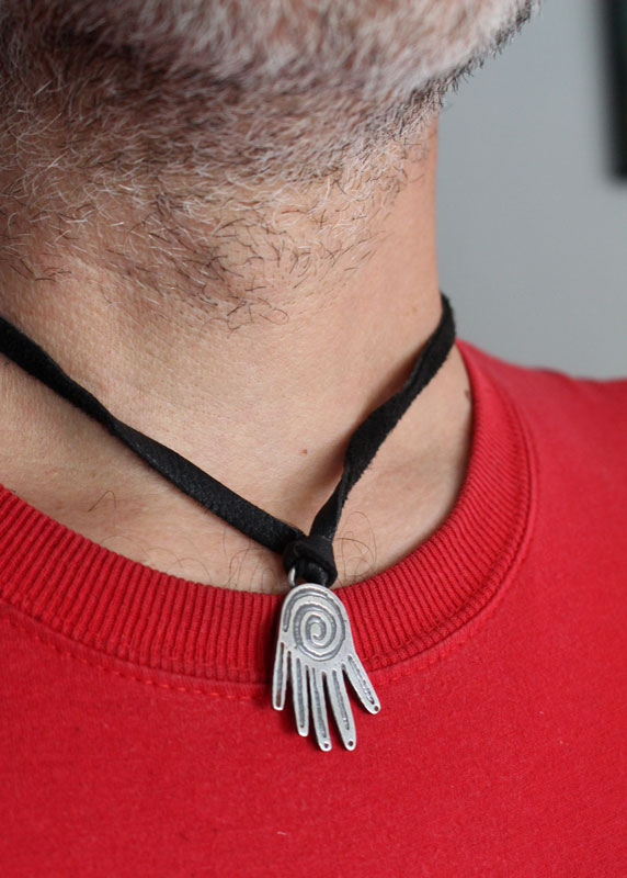 Pouvoir créateur, collier main olmèque en argent