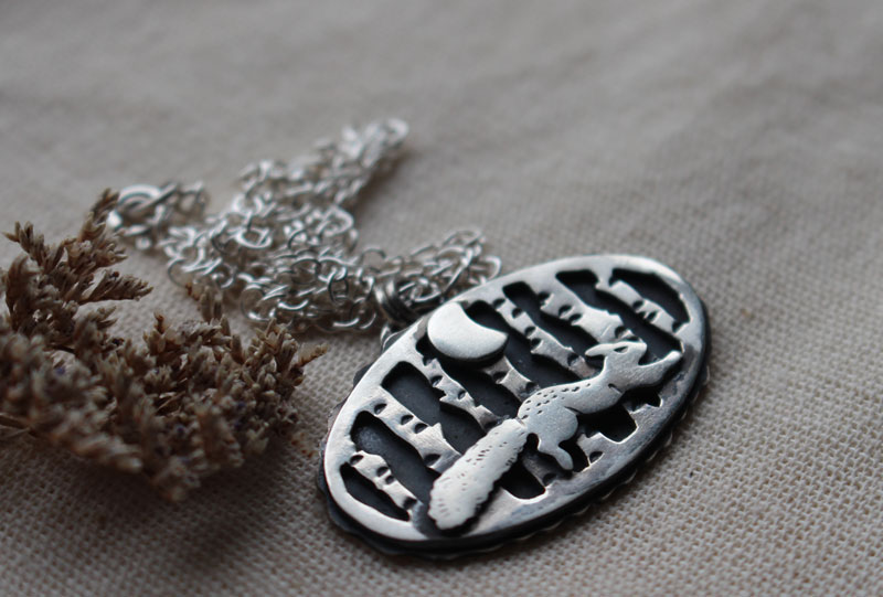 Promenade sous la lune, collier écureuil en forêt en argent