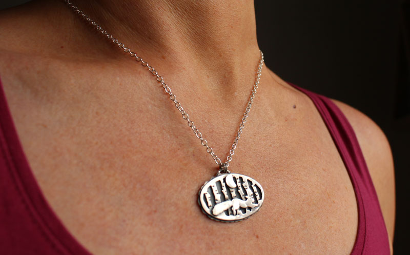 Promenade sous la lune, collier écureuil en forêt en argent