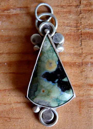 Quetzalcóatl, pendentif pyramide aztèque en argent et jaspe forêt tropicale