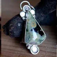 Quetzalcóatl, pendentif pyramide aztèque en argent et jaspe forêt tropicale
