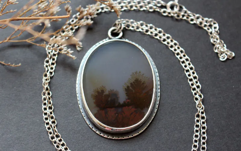 Quiétude, collier paysage d’hiver en argent et agate dendritique