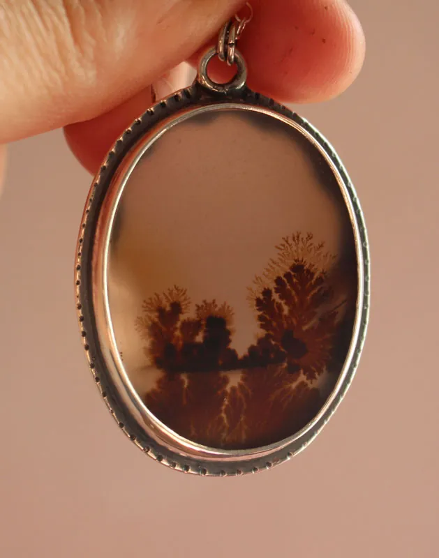 Quiétude, collier paysage d’hiver en argent et agate dendritique