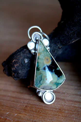 Quetzalcóatl, pendentif pyramide aztèque en argent et jaspe forêt tropicale
