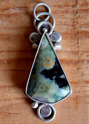 Quetzalcóatl, pendentif pyramide aztèque en argent et jaspe forêt tropicale