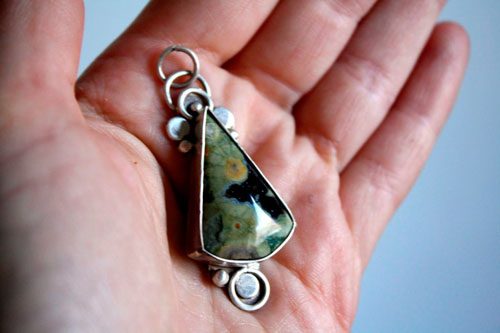 Quetzalcóatl, pendentif pyramide aztèque en argent et jaspe forêt tropicale