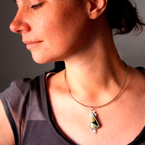 Quetzalcóatl, pendentif pyramide aztèque en argent et jaspe forêt tropicale