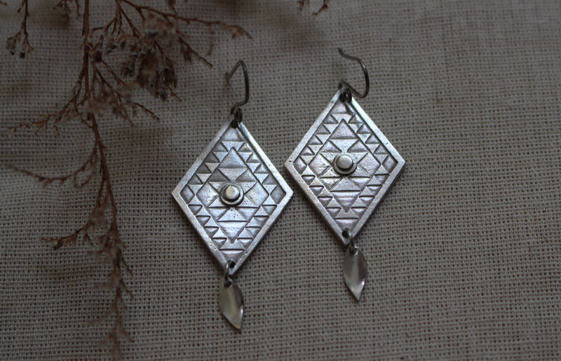 Quetzaly, boucles d’oreilles losange mexicain en argent