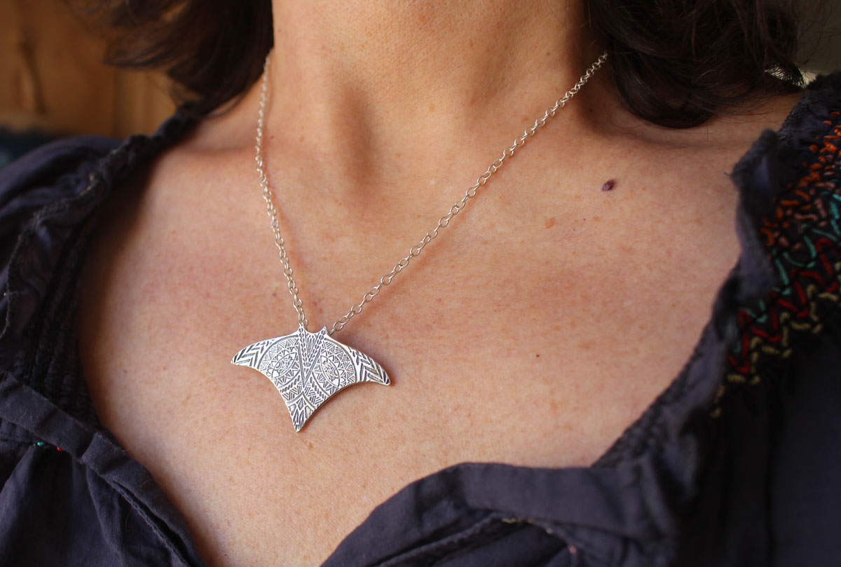 Raie manta, collier esprit animal polynésien en argent