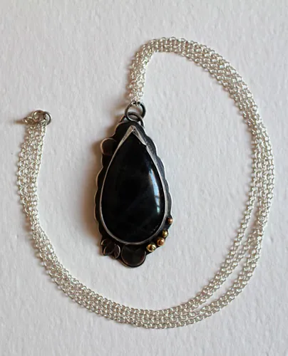 Rayon de lune, collier jeu de lumière nocturne en argent, laiton et labradorite
