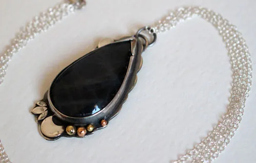 Rayon de lune, collier jeu de lumière nocturne en argent, laiton et labradorite