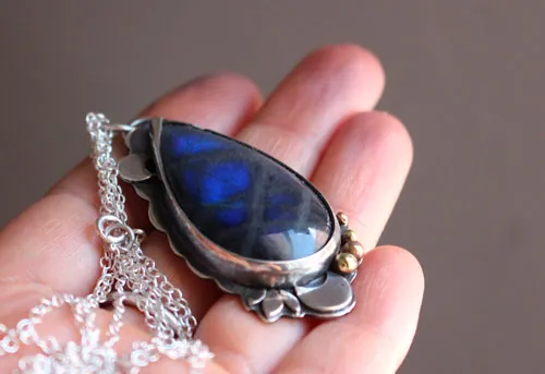 Rayon de lune, collier jeu de lumière nocturne en argent, laiton et labradorite