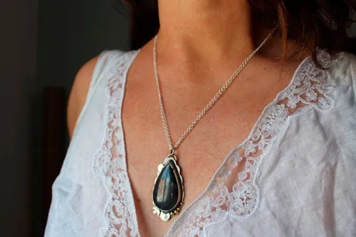 Rayon de lune, collier jeu de lumière nocturne en argent, laiton et labradorite
