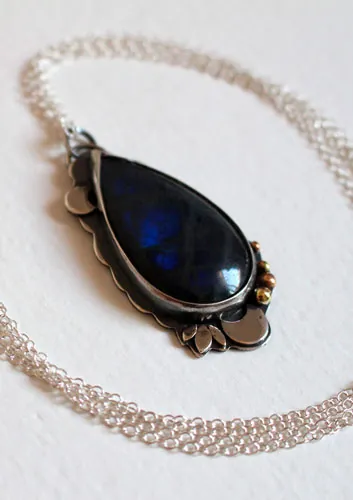 Rayon de lune, collier jeu de lumière nocturne en argent, laiton et labradorite