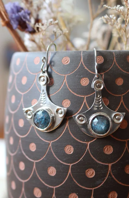Re naissance, boucles d’oreilles renouveau en argent et disthène