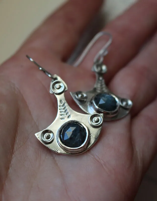 Re naissance, boucles d’oreilles renouveau en argent et disthène