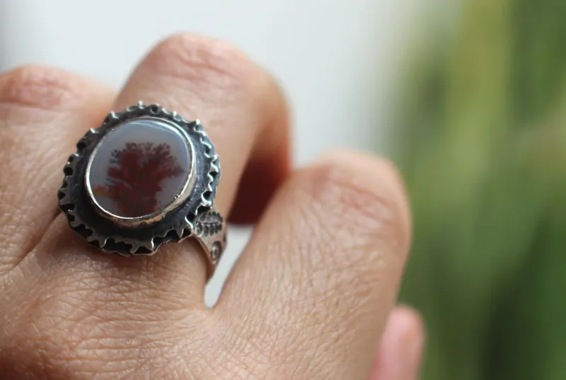Reflets d’automne, bague paysage de saison en argent et agate dendritique