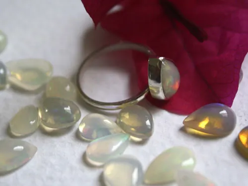 Reine de Saba, bague royaume mythique d’Afrique en argent et opale d’Ethiopie