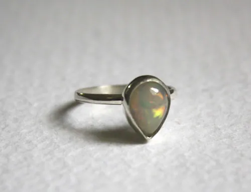 Reine de Saba, bague royaume mythique d’Afrique en argent et opale d’Ethiopie