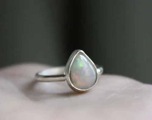 Reine de Saba, bague royaume mythique d’Afrique en argent et opale d’Ethiopie