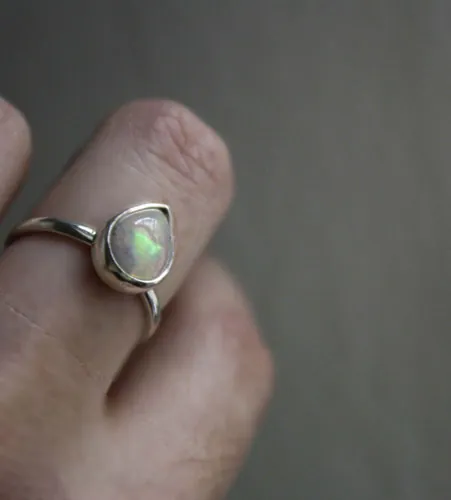 Reine de Saba, bague royaume mythique d’Afrique en argent et opale d’Ethiopie