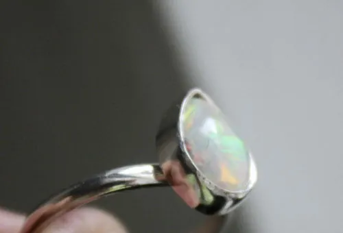 Reine de Saba, bague royaume mythique d’Afrique en argent et opale d’Ethiopie