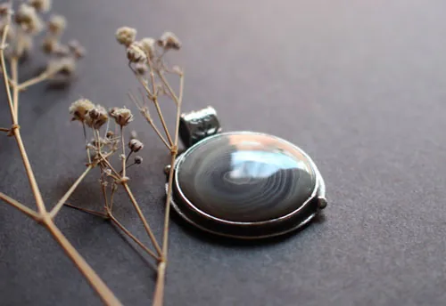 Ricochets sous la pleine lune, pendentif astronomique en argent et agate Botswana