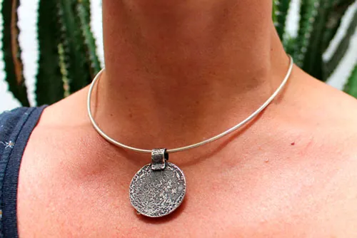 Ricochets sous la pleine lune, pendentif astronomique en argent et agate Botswana