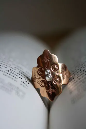 Rose de feu, bague rosace médiévale en argent et cuivre