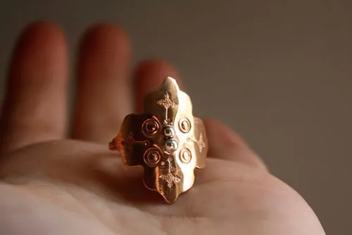 Rose de feu, bague rosace médiévale en argent et cuivre