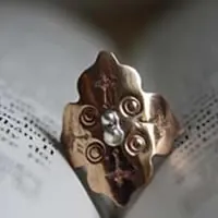 Rose de feu, bague rosace médiévale en argent et cuivre