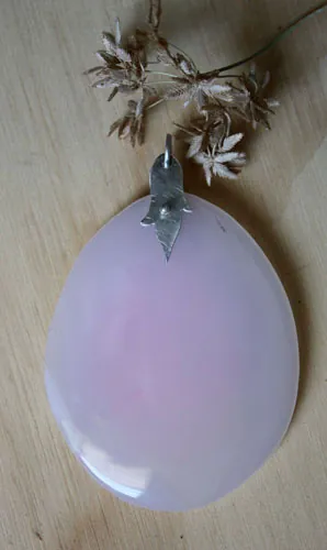 Rose thé, pendentif botanique en argent et quartz rose